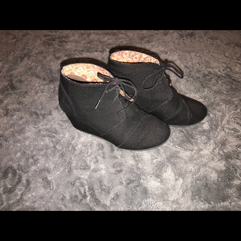 Size 6 Black City Classified laced booties